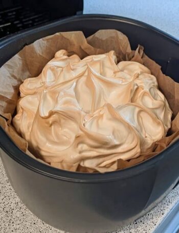 air fryer vanilla berry pavlova